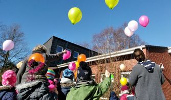 Kinder lassen Ballons fliegen