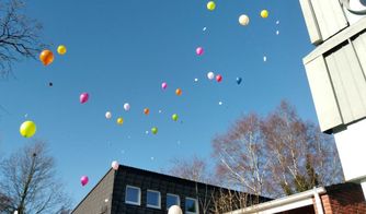 Bunte Luftballons fliegen in den Himmel