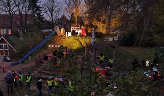 Aufführung des Martinsspiel auf dem Kindergartenhügel und viele Laternen