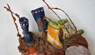 Kunst im Kindergarten, Matschskulptur mit Gummistiefeln